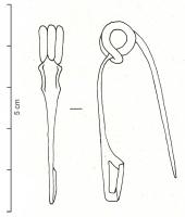 FIB-3086 - Fibule de Nauheim 5c18bronzeRessort à 4 spires et corde interne ; arc plat, triangulaire et tendu ; porte-ardillon trapézoïdal ajouré ; arc orné de deux encoches semi-circulaires dans la partie la plus large, soulignées par des filets incisés.