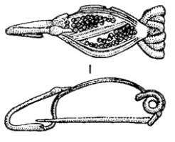 FIB-3541 - Fibule laténienne à pied redressé de type DuchcovbronzeFibule à arc coulé, foliacé et plus ou moins large, souvent orné d'un motif pouvant comporter des groupes symétriques de cercles estampés. Le pied est replié en direction de l'arc et terminé par un bouton mouluré. Ressort à 6 spires et corde interne ou externe basse.