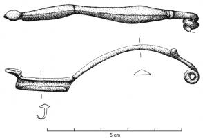 FIB-3562 - Fibule de type Certosa, var. VIIbronzeTPQ : -350 - TAQ : -250Fibule coulée, arc tendu et foliacé, de section généralement aplatie (lenticulaire, triangulaire ou losangique), comportant une bague ou moulure transversale vers la tête ; pied également foliacé avec souvent un décor de filets convergents ; bouton redressé mais aplati ; ressort unilatéral à 2 ou 3 spires.