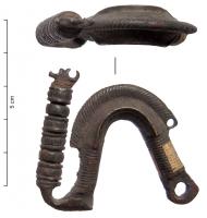 FIB-3576 - Fibule de type DuerobronzeFibule composite avec un arc coulé très massif, arc à côte médiane en fort relief, avec un pied également massif, redressé et constitué d'une succession de moulures ; la tête de l'arc est percée pour recevoir un ressort long, sur axe et à corde interne.