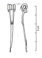 FIB-3933 - Fibule de NauheimbronzeTPQ : -120 - TAQ : -50Fibule à ressort à quatre spire et corde interne. L'arc, rubané, est orné d'un filet sur chacun de ses bords. Il est orné d'une bague en relief à son sommet.