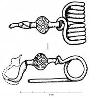 FIB-3943 - Fibule laténienne à pied redressébronzeFibule à arc filiforme, interrompu par une grosse perle ornée de motifs géométriques; le pied redressé devait se terminer par un bouton; le ressort bilatéral à10 spires présente une corde enroulée autour de l'arc.