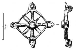 FIB-41082 - Fibule losangique émailléebronzeFibule à corps rayonnant ajouré, en forme de carré enserrant un disque central émaillé et quatre rayons (barrettes mobiles avec perles dans les intervalles); aux angles extérieurs, demi-cercles émaillés.