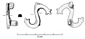 FIB-41135 - Fibule en forme de lettre : SbronzeTPQ : 150 - TAQ : 275Fibule en forme de lettre S, ou peut-être de corps schématisé de serpent (extrémités souvent tréflées); au revers, ressort sur axe et plaquette(s).