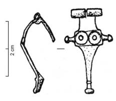 FIB-41159 - Fibule à protubérances latérales médianesbronzeFibule à arc bipartite ; il se compose, du côté de la tête, d'une plaque transversale avec deux cercles oculés et deux boutons latéraux moulurés ; le pied étité et lisse, se termine par un bouton mouluré.