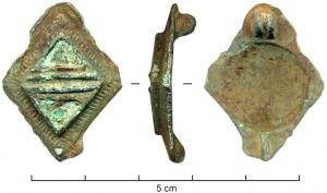 FIB-4127 - Fibule losangique émailléebronzeFibule émaillée en forme de broche losangique ; au centre, losage surélevé, divisé en deux triangles émaillées. Sur le pourtour, guillochis.