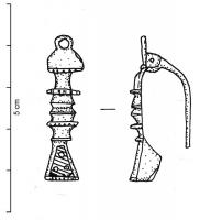 FIB-41382 - Fibule à pied émaillébronzeFibule arquée avec une ou plusieurs hautes-moulures. La tête est constituée d'une plaquette géométrique, généralement de forme semi-circulaire et surmontée d'un anneau.  Le pied, long et de forme triangulaire ou trapézoïdale, est orné d'une ou plusieurs logettes émaillées. 