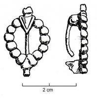 FIB-41394 - Fibule à charnièrebronzeBroche en forme de boucle ovoïde, composée d'une succession de globules, au sommet un écu en V surmonté d'un bouton mouluré.
