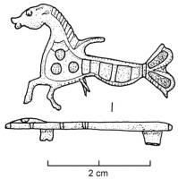 FIB-4163 - Fibule zoomorphe : cheval marinbronzeFibule en forme de cheval marin, stylisé, nageant à gauche, émaillé. Une nageoire pointue émerge du dos, une autre sous le ventre ; la queue s'ouvre en éventail ; deux pattes de cheval à l'avant.