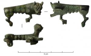 FIB-4173 - Fibule zoomorphe : panthèrebronzeFibule en forme de panthère couchée, à droite ; le corps est couvert de pastilles émaillées, la tête redressée est seule traitée en ronde-bosse.