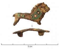 FIB-4177 - Fibule zoomorphe : lionbronzeFibule en forme de lion marchant à droite, émaillé : la loge d'émail forme un coude remontant sur l'épaule.