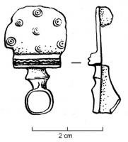 FIB-41794 - Fibule à tête semi-circulairebronzeArc de forme semi-circulaire orné de cercles ocellés, séparé par une moulure à ligne ondée guillochée d'un pied terminé par un disque émaillé ; charnière coulée sous la tête.