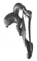 FIB-4196 - Fibule léontomorphebronzeFibule à charnière, à arc léontomorphe figurant un lion entier, de type réaliste (yeux incrustés). Les pattes antérieures reposent au centre d'une plaque losangique prolongée par une petite tige, terminée par un bouton et recouvrant le porte-ardillon.