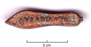 FIB-4197 - Fibule skeuomorphe : semelle inscritebronzeFibule en forme de semelle, variante émaillée avec anneau sommital ; sur le fond de l'émail se détache une inscription en réserve, lettres en relief : AVEADIANTO.