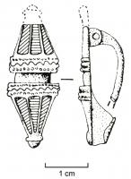 FIB-4248 - Fibule symétrique émailléebronzeFibule symétrique, le corps est formé de deux éléments adossés de part et d'autres d'un étranglement médian, bordé de moulures ondé; chaqye élément est composé de trois loges d'émail triangulaires disposés côte-à-côte ; tête et pied symétriques, en forme de bouton.