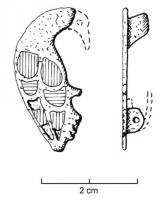 FIB-4313 - Fibule zoomorphe : oiseaubronzeFibule zoomorphe émaillée, en forme doiseau de profil, perché; l'arc est un cercle creusé de plusieurs loges émaillés en forme de croissants.