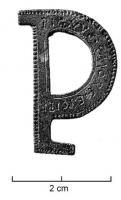 FIB-4434 - Fibule en forme de lettre : PbronzeFibule en forme de lettre P; pourtour guilloché, objet étamé, portant parfois une inscription.