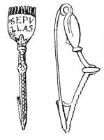 FIB-4444 - Fibule inscritebronzeFibule de forme atypique, avec un arc très coudé autour d'une nodisité, vers la tête une plaque inscrite; large ressort, porte-ardillon triangulaire ajouré.