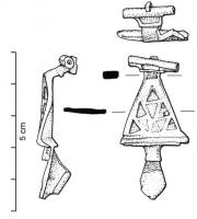 FIB-4518 - Fibule émailléebronzeFibule émaillée à arc triangulaire, orné de 3 rangs de logettes d'émail triangulaires (9 au total), disposées en quinconce.  Pied à tête de reptile stylisée.