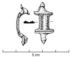 FIB-4533 - Fibule symétrique émailléebronzeFibule symétrique, de petite taille; l'arc de forme rectangulaire comporte une partie rectangulaire allongée décorée ou non, entre deux barrettes transversales ; la tête et le pied sont constitués de simples boutons.
