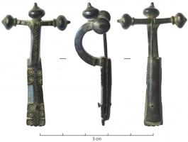 FIB-4544 - Fibule cruciforme avec verrouillagebronzeTPQ : 340 - TAQ : 360Fibule cruciforme à arc massif, de section trapézoïdale; bulbes en oignon mais sans facettes; pied chanfreiné au centre et orné aux extrémités de groupes d'encoches ou de cercles oculés. Variante avec un système de verrouillage : normalement, un simple picot de bronze descendant à travers le pied pour bloquer l'aiguille, parfois complété par un étrier articulé au revers de l'arc.