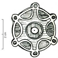 FIB-4572 - Fibule circulaire émailléebronzeFibule circulaire pleine, décor émaillé constitué d'un fleuron à 6 branches ; les extrémités se prolongent sur le pourtour de la fibule par des disques non émaillés, autour d'un motif central, parfois en forme de goutte.