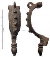 FIB-4678 - FibulebronzeFibule coulée, arc épais à côte médiane marquée de forts globules, avec un anneau dans l'axe de l'arc à la tête; pied allongé terminé par un bouton mouluré; porte-ardillon trapézoïdal plein; charnière coulée perforée transversalement.
