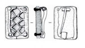 FIB-4907 - Fibule rectangulairebronze, osFibule comportant un corps rectangulaire en os formant un motif réticulé ; au revers, une plaque en tôle rectangulaire supporte la charnière et le porte-ardillon.