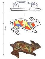 FIB-4916 - Fibule zoomorphe : lièvrebronzeFibule en forme de lièvre à droite, le corps creusé d'une grande loge d'émail avec inclusions de verre; variante caractérisée par un dos bombé, queue en trompette.