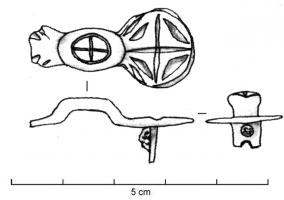 FIB-5061 - Fibule symétrique anséebronzeL'arc plat présente deux extrémités symétriques arrondies, avec un décor de type géométrique, excisé ou moulé (dessinant souvent des croix); l'arc peut être simplement cannelé ou également marqué du même motif.