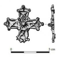 FIB-6019 - Fibule cruciformebronzeFibule en forme de croix, à branches égales, ornée de cabochons aux angles (dessinant donc un carré au centre).