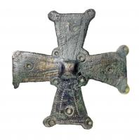 FIB-6097 - Fibule cruciformebronzeFibule en forme de croix, à branches égales légèrement pattées, marquées de filets dessinant des croix inscrites autour d'un umbo central.