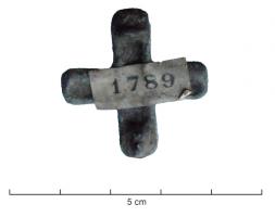 FIB-6107 - Fibule cruciformebronzeFibule en forme de croix, à branches égales non pattées.