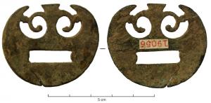 IND-4153 - Applique en pelte ajouréebronzeApplique en forme de pelte ajourée, traitée dans la variante plane du style militaire à trompettes. Au centre, ouverture rectangulaire; revers lisse.