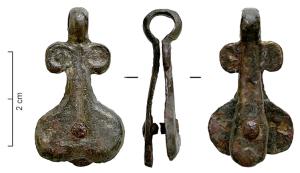 IND-9186 - Attache ?bronzeAttache en forme de feuille bilobée, formant une boucle, avec une partie ramenée à l'arrière et rivetée (sur cuir ou sur métal).
