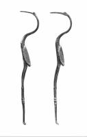 INH-4011 - Cure-dent-cure-oreilleargentInstrument double en argent constitué d'une tige terminée à une extrémité par une curette inclinée - la partie cure-oreille - et à l'autre par une tige sinueuse s'aplatissant en une languette courbe, fine et pointue permettant de l'insérer dans la bouche pour servir de cure-dent.