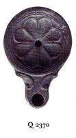LMP-41056 - Lampe Loeschcke IV : fleuronterre cuiteTPQ : 1 - TAQ : 100Lampe à bec à volutes. Médaillon orné d'un fleuron centré, pétales symétriques.