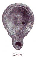 LMP-41060 - Lampe Loeschcke IV : Visageterre cuiteLampe à bec à volutes. Médaillon orné d'un visage de face (indistinct ?)