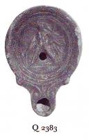 LMP-41061 - Lampe Loeschcke IV : Satyre ?terre cuiteLampe à bec à volutes. Médaillon orné d'un personnage debout (Satyre ? à préciser).