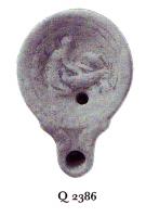 LMP-41064 - Lampe Loeschcke IV : personnage agenouillé (amphore brisée ?)terre cuiteLampe à bec à volutes. Médaillon orné d'un personnage agenouillé devant un objet (amphore brisée ?) ou un animal.