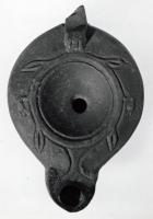 LMP-41306 - Lampe Loeschcke V terre cuiteLampe à bec court à volutes. Médaillon vierge, épaule ornée d'une couronne de myrthe.