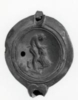 LMP-41327 - Lampe Loeschcke VIII Satyre et boucterre cuiteLampe à bec court cordiforme. Médaillon décoré d'un satyre tenant un bouc par les cornes.