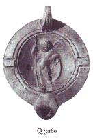 LMP-41424 - Lampe Loeschcke VIII : Eros terre cuiteLampe ronde à bec rond défini par deux traits obliques. Médaillon décoré d'Eros ailé debout, tenant le sceptre de Mars et s'appuyant sur le bouclier du dieu. Deux tenons en bas relief sur l'épaule.