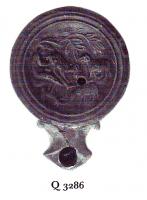 LMP-41440 - Lampe Loeschcke IB : Bergerterre cuiteLampe ronde à bec en enclume à volutes. Médaillon décoré d'un berger, assis sous un arbre et trayant une chèvre. Autour de lui, deux moutons et une seconde chèvre.