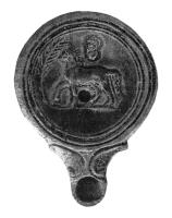 LMP-41443 - Lampe Loeschcke IV : Cheval et palmeterre cuiteLampe ronde à bec en ogive à volutes. Médaillon décoré dd'un cheval vers une feuille de palme à gauche. Au dessus, un buste (symboles de la victoire d'une course de chevaux).