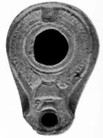 LMP-4147 - Lampe syro-palestinienne (type tardif)terre cuiteLampe de forme ovoidale avec large bec. Epaule  richement décorée de motifs géométriques. Devant le bec, vase surmonté d'une coupe.