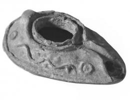 LMP-41497 - Lampe pantoufle byzantine terre cuiteLampe allongée à bec incorporé à canal, épaule décorée de traits ondulés et de cercles en relief. 