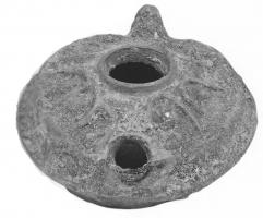 LMP-41500 - Lampe pantoufle byzantine terre cuiteLampe allongée à bec incorporé épaule décorée de traits demi-circulaires et petite anse conique. Base décorée d'une croix en relief.
