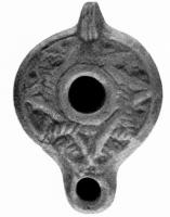 LMP-4155 - Lampe syro-palestinienne (type Loeschcke VIII tardif)terre cuiteLampe de forme ronde avec bec allongé. Epaule  richement décorée de cordes Anse conique.