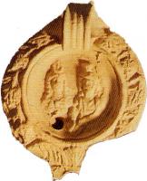 LMP-41891 - Lampe : Isis, Sarapisterre cuiteLampe moulée, à réservoir tronconique, anse rubannée, à silons longitudinaux. Epaule ornée d'arcs de cercles ou de motifs végétaux moulés; médaillon : bustes d'Isis et de Sarapis côte à côte.